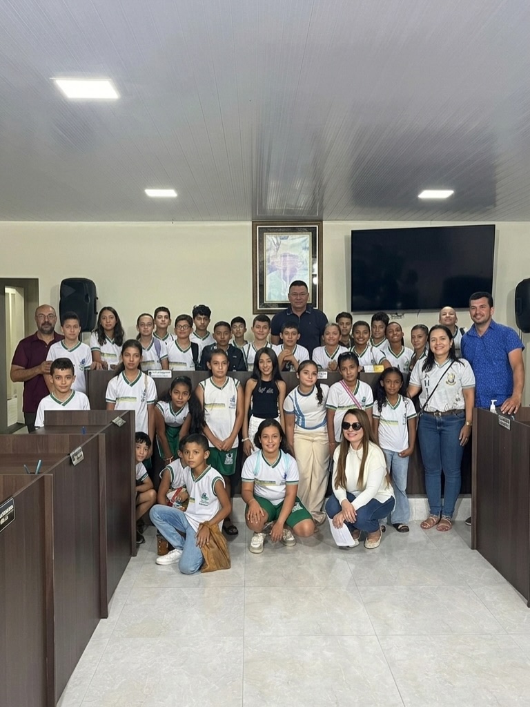 Hoje a aula foi diferente! Tivemos o prazer de abrir as portas da Câmara para um grupo ...