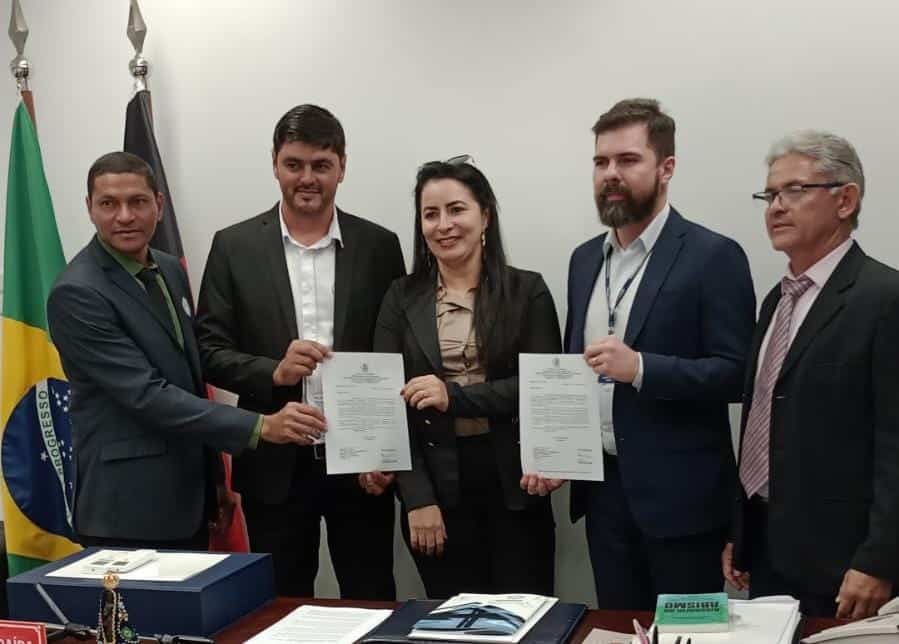 Caraúbas: presidente Teinha e vereadores visitam gabinete do senador Efraim Filho e apresentam demandas