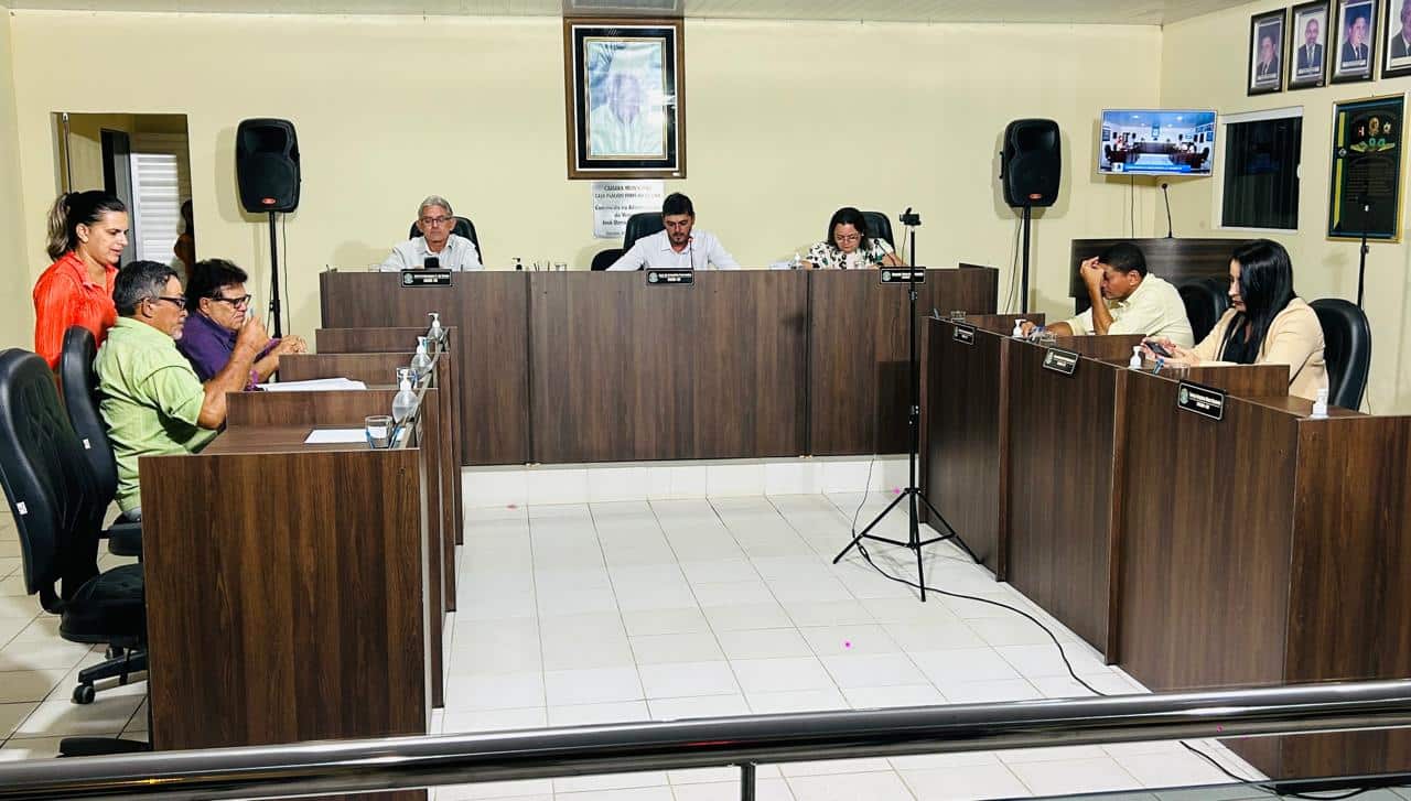 Câmara de Caraúbas realiza sessão ordinária e discute temas de interesse do município